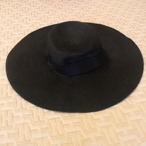 Black floppy beach hat